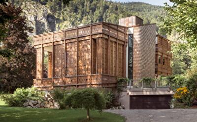 Дом с уникальным деревянным резным фасадом