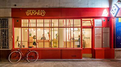 Интерьер сэндвич-бара Serwus в Польше