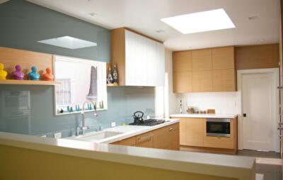 Современная кухня: стеклянный фартук во всю стену