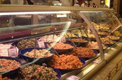 Обман столичных покупателей: киевляне платят за лед вместо рыбы и покупают салаты с кишечной палочкой