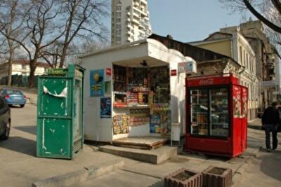 Киевлянин рассказал, как "демонтировал" семь МАФов возле своего дома