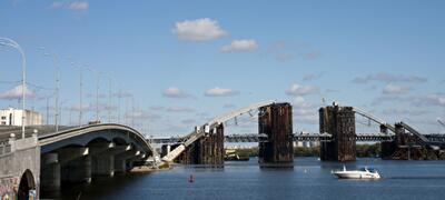 Общежитие мешает строительству моста на Троещину