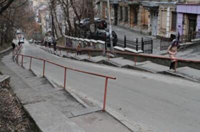 В Киеве на крутой улице появятся перила, которые греют руки