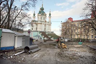 Разруха на Андреевском спуске: на улице сняли брусчатку и обещают поставить ограничители для машин. Фото