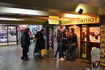 Почему украинцы скупают доллары, а европейцы – нет