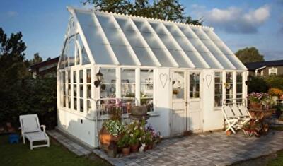 Красива теплиця для відпочинку та садівництва