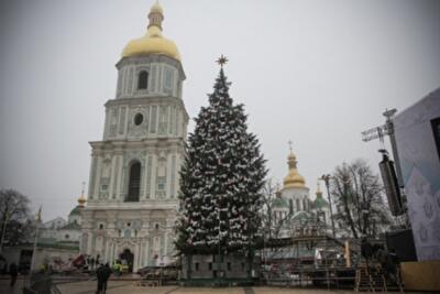 Сегодня вечером зажгут главную елку страны