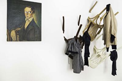 Вверх тормашками: настенная вешалка для одежды