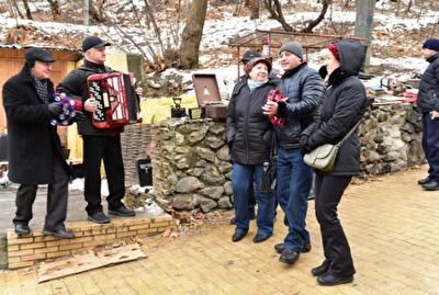 В Киеве гадали, лепили ангелов и угощали кулешом