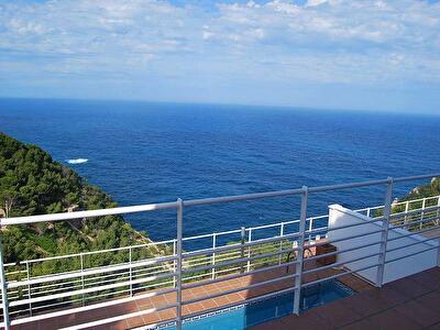 Власти пообещали национализировать незаконную недвижимость у моря в Крыму