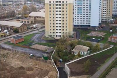 Последний из могикан. На Позняках застройщики "пожалели" единственный частный дом