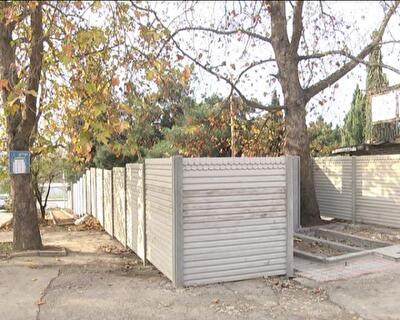 Жители Севастополя пожаловались властям на забор в зеленой зоне. Фото