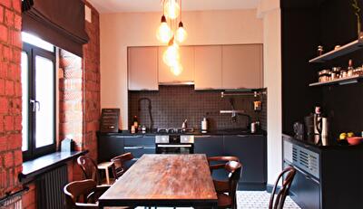 Мужское пространство с минимальным декором: квартира для холостяка