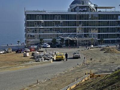 Строители паркинга повредили арку на Ланжероне. Фото