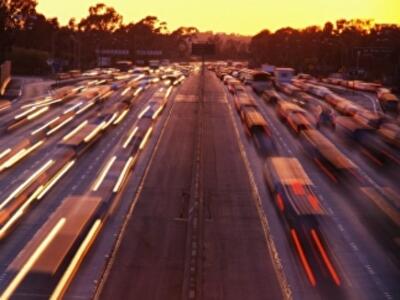 Спрос на легковые авто сократился вдвое