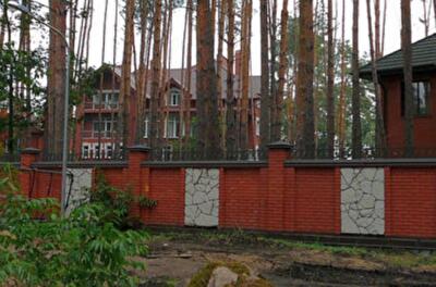 Госдачи чиновников: дом Азарова под Киевом можно снять за 50 тысяч гривен