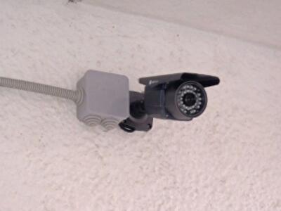 За киевлянами установили слежку в подъездах 