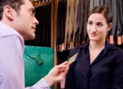 Блиц-интервью: о тонкостях списания со счета платы за обслуживание пластиковой карты