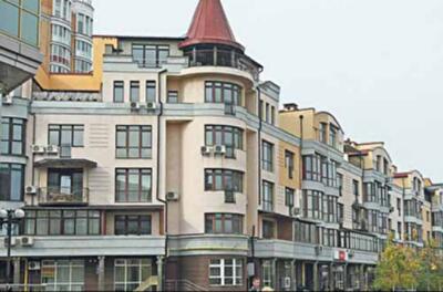 Апартаменты бывших: в подъезде у Азарова сыплется штукатурка, в доме у Януковича гоняют бомжей