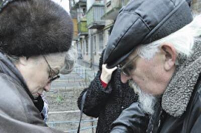 Борьба за избирателей: Кандидаты раздают пайки и обещают бесплатное медобслуживание, лекарства и ремонты