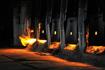 Экономический парадокс: доллар падает, экспорт металла растет