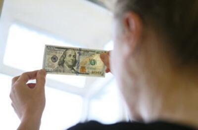 Украинцы продолжают скупать доллары