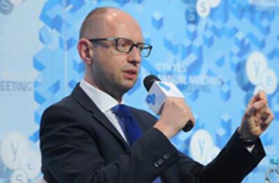 Яценюк приготовился урезать социальные выплаты