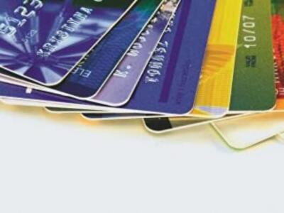 Украинцам перевыпускают карточки из-за хакерской атаки