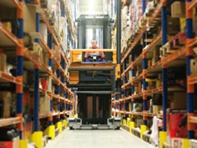 Из-за падения продаж торговцы отказываются от складов