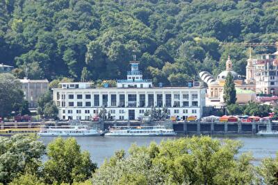 Рядом с речным вокзалом в Киеве продолжают строить рестораны 