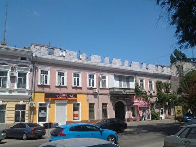 Вслед а Шмуклером: на доме на Греческой растёт мансарда. Фото