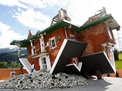 Перевернутые дома или жизнь с ног на голову. Фото