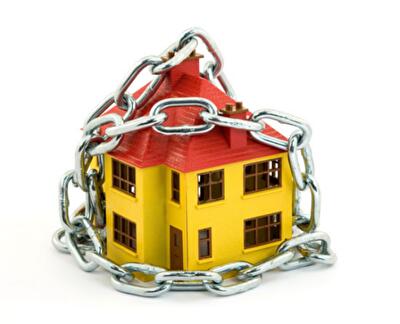 Семью с несовершеннолетним ребёнком выселяют из квартиры. Замешан сотрудник милиции