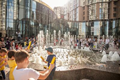 «Новопечерские Липки» и «Бульвар Фонтанов» устроили лету теплый прием