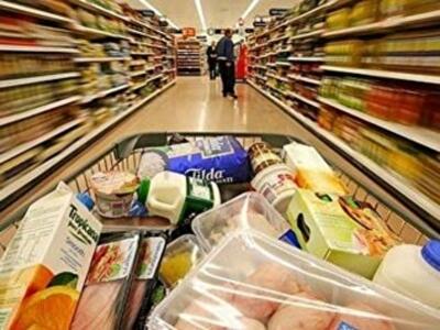 Вслед за долларом дешевеют товары и путевки