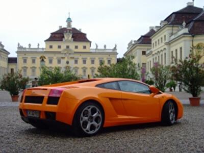 Украинцы сбрасывают элитные авто за полцены