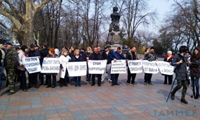 Предприниматели со Старосенной площади вышли протестовать к мэрии. Фото