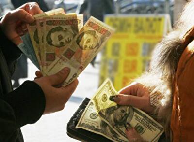Спекулянты "наварили" на резком падении гривны около 600% годовых