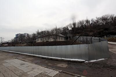 Одесса: потенциальный аквапарк наращивает забор и перекрыл доступ к морю. Фото