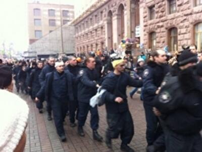 Ночью митингующие отпустили всех пленных силовиков