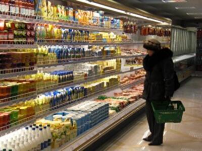 В магазинах пищевые продукты у достаточном количестве 