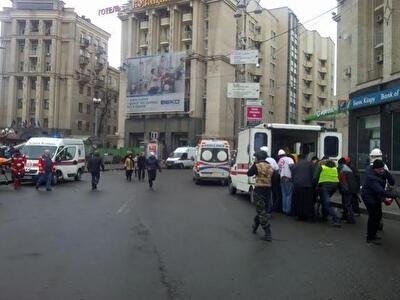 Снайперы стреляют по медикам, которые выносят раненых. На Институтской много раненых и убитых