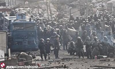 На Майдане активисты сожгли водомет и отбили стелу Независимости
