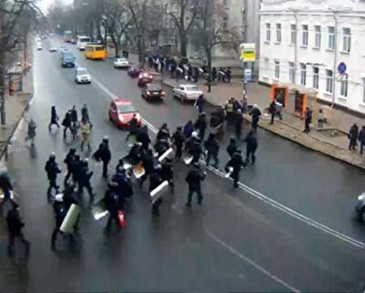 Активисты взяли в плен 10 правоохранителей 