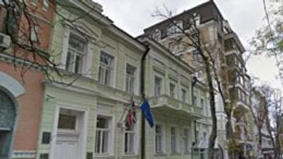 В Киеве начали приостанавливать работу посольства