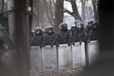 На углу Институтской и Шелковичной милиция использует шумовые гранаты