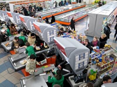 Украинцы перешли на дешевую еду и одежду 