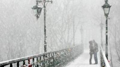 Проход по "Мосту влюбленных" в Киеве запрещен из-за событий на Грушевского, Музей воды не работает