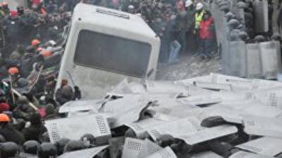 Митингующие на Грушевского укрепляют баррикады