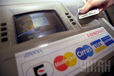 В Украине на 10 человек выпущено 15 платежных карт